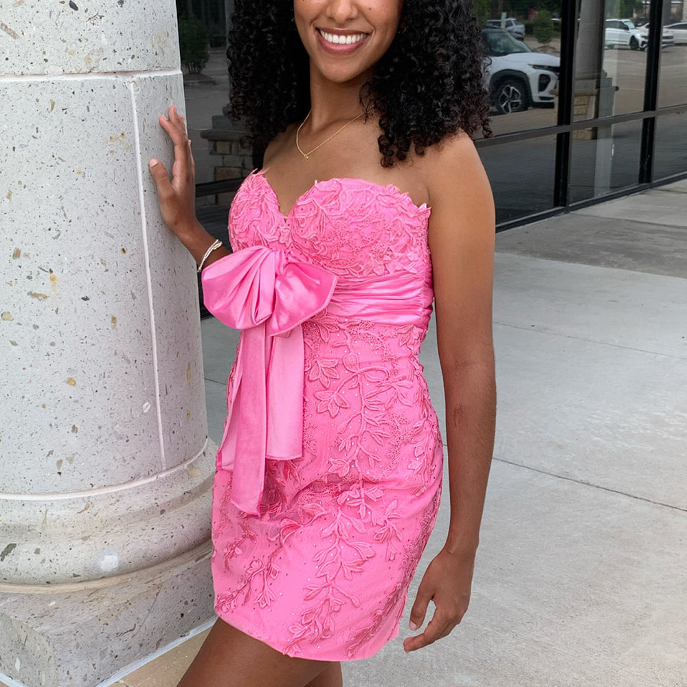 
                  
                    Sweetheart Pink Bodycon Short Homecoming Dress with Appliques
                  
                