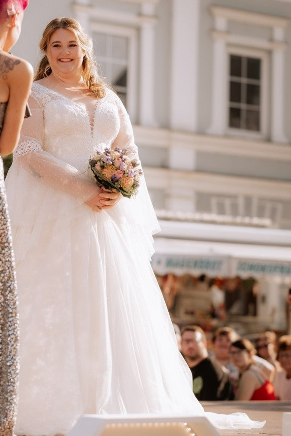 
                  
                    Biztunnel V-neck Long Sleeves Plus Size Lace Wedding Dresses
                  
                