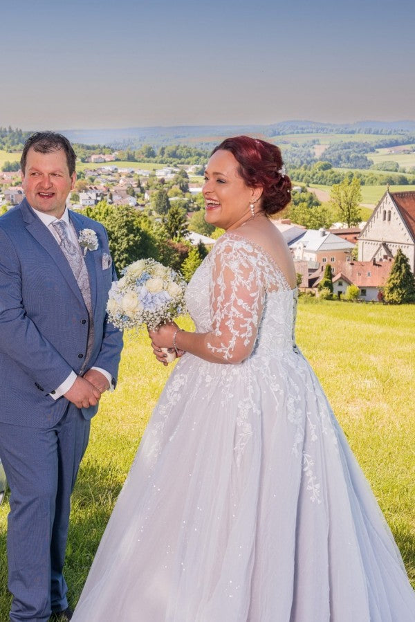 
                  
                    Biztunnel V-neck Plus Size Tulle A-line Wedding Dresses with Lace Applique
                  
                