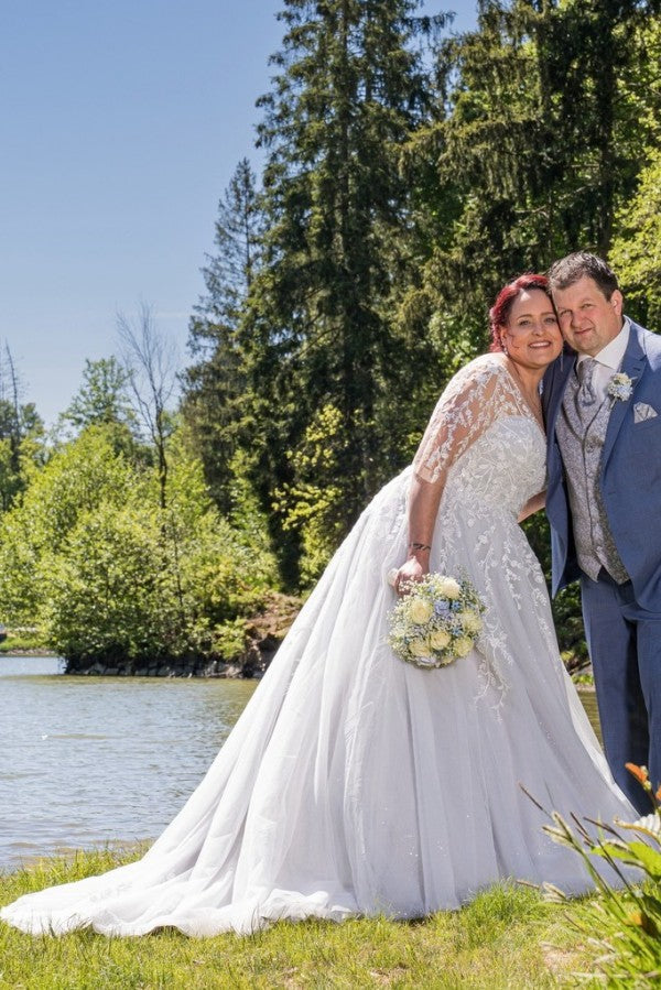 
                  
                    Biztunnel V-neck Plus Size Tulle A-line Wedding Dresses with Lace Applique
                  
                