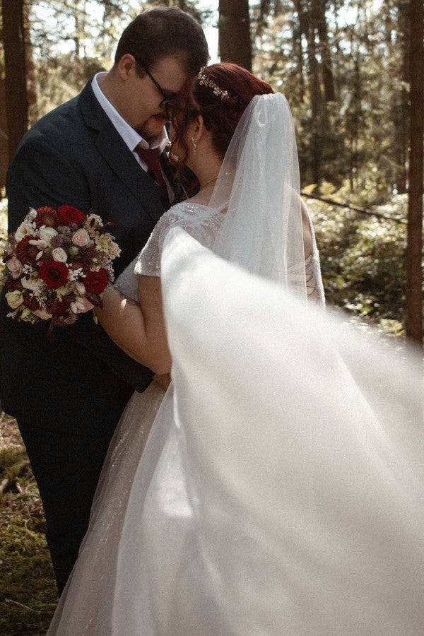 
                  
                    Biztunnel V-neck Short Sleeves Plus Size Wedding Dresses with Sash
                  
                